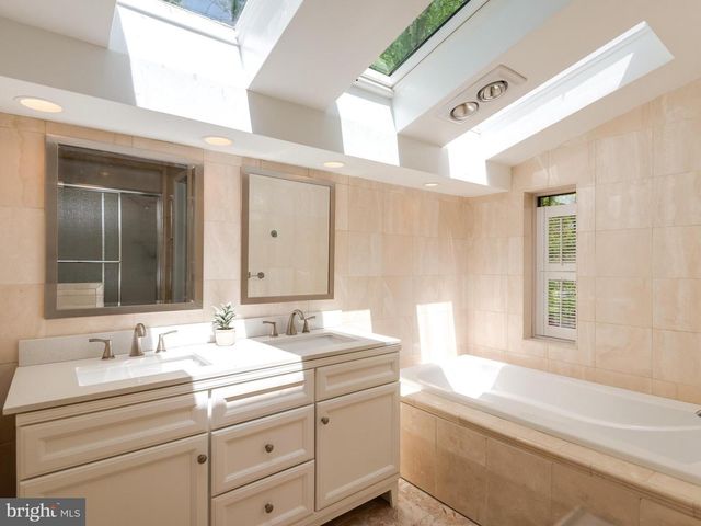 12 WOODLAND CIR, Downingtown, PA 19335