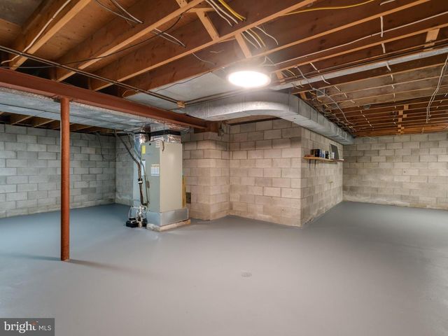 12 WOODLAND CIR, Downingtown, PA 19335