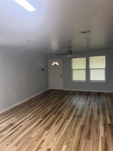 717 6th Avenue N, Texas City, TX 77590