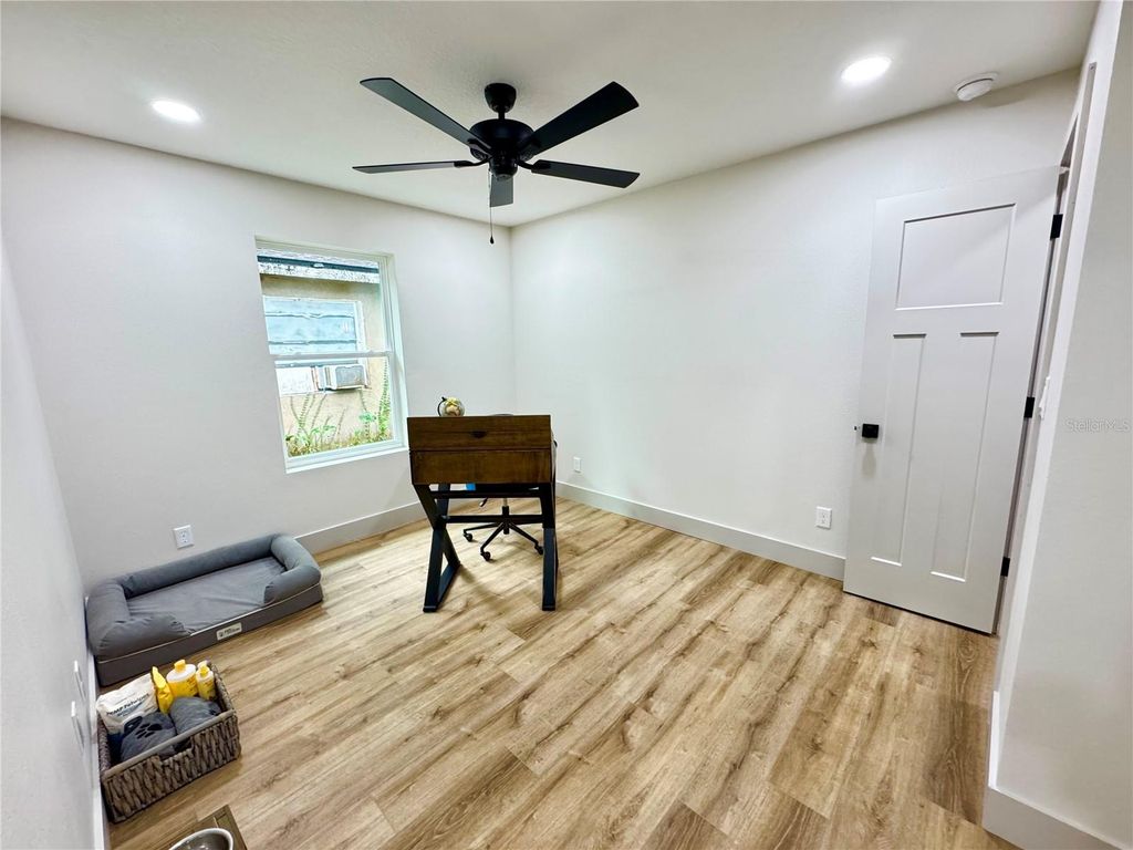 Image 19 of property listing at 881 NW 13TH AVENUE, Ocala, FL 34475