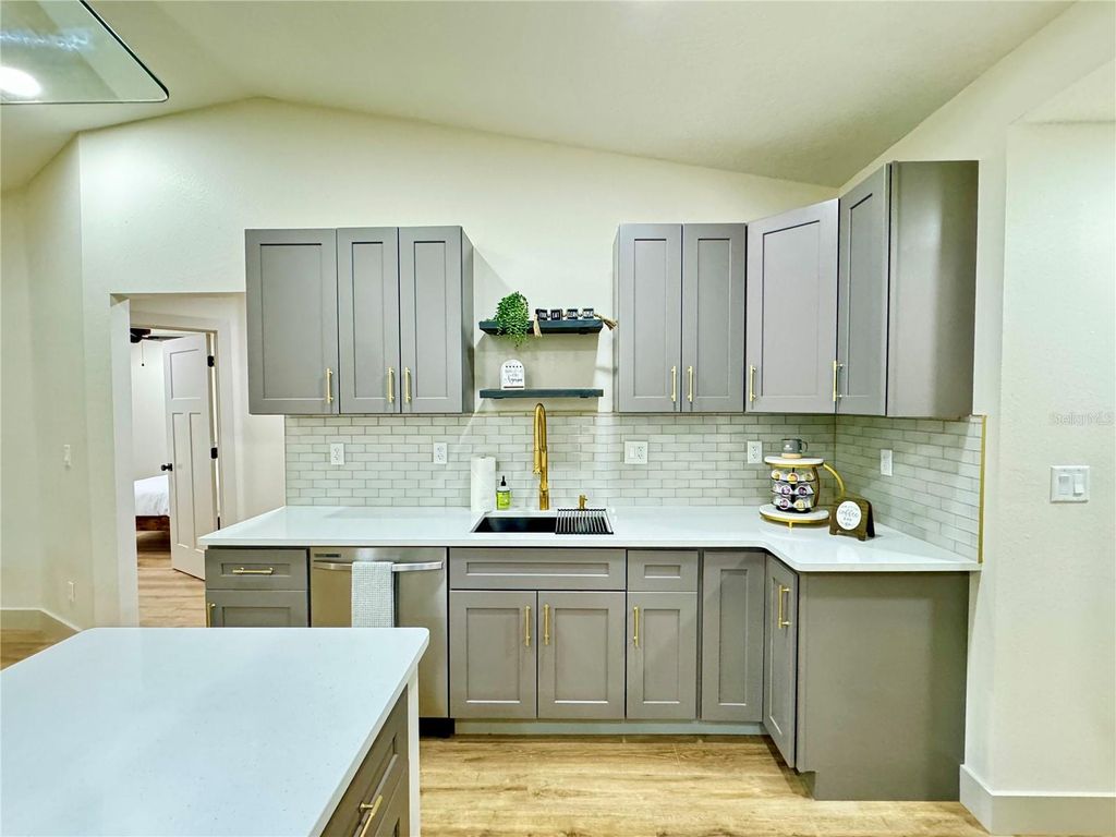 Image 6 of property listing at 881 NW 13TH AVENUE, Ocala, FL 34475