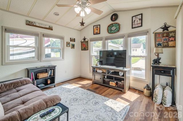20 Strollers Lane, Waynesville, NC 28785