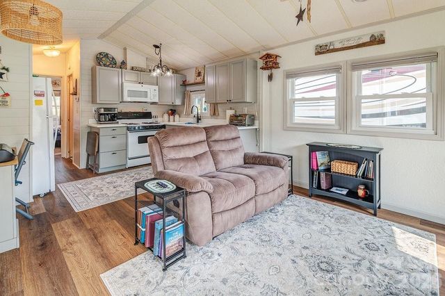20 Strollers Lane, Waynesville, NC 28785
