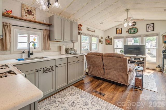 20 Strollers Lane, Waynesville, NC 28785