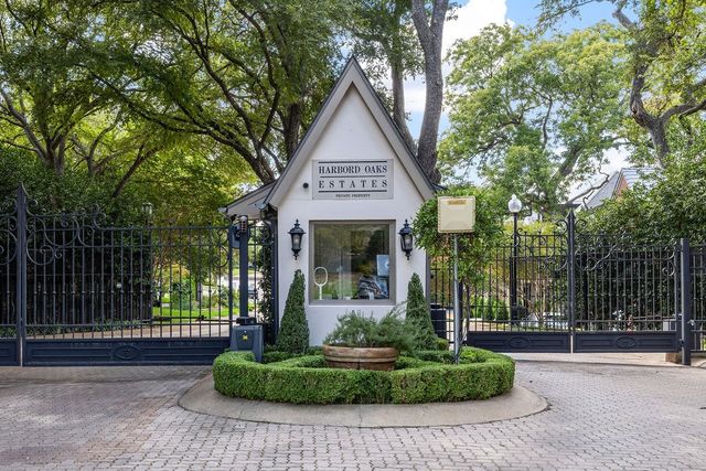 17632 Harbord Oaks Circle, Dallas, TX 75252