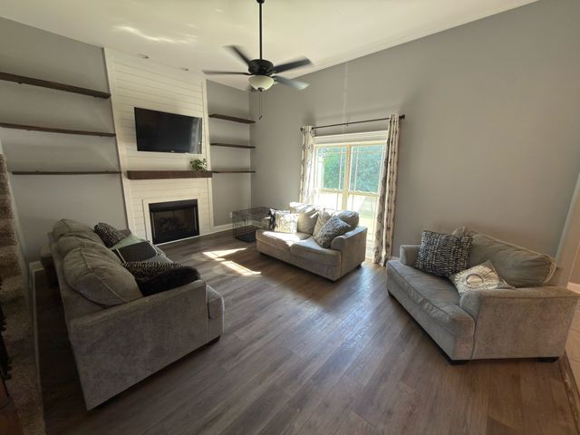 878 Burley Barn Rd, Clarksville, TN 37042