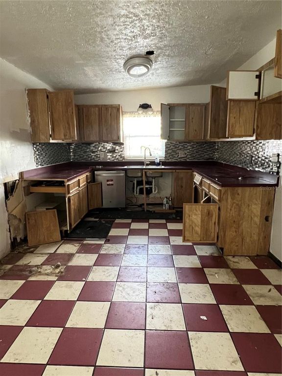 Image 11 of property listing at 5808 N LOIS AVENUE, Tampa, FL 33614