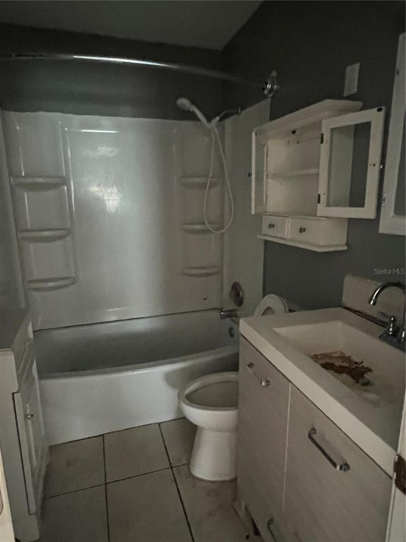 Image 17 of property listing at 5808 N LOIS AVENUE, Tampa, FL 33614