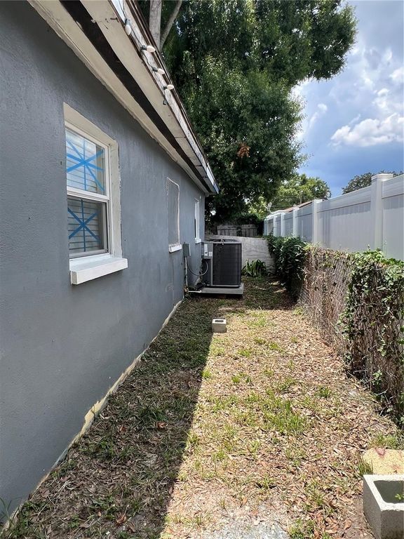 Image 20 of property listing at 5808 N LOIS AVENUE, Tampa, FL 33614