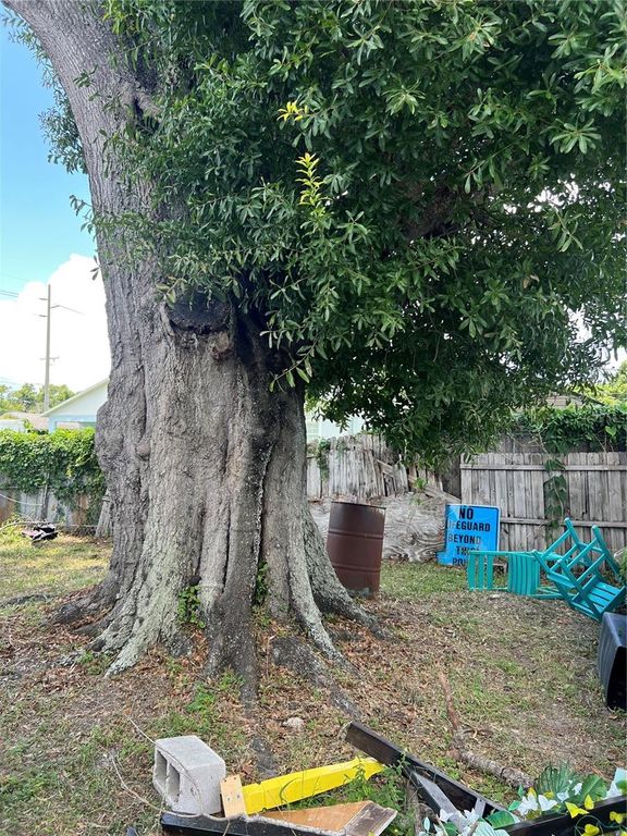 Image 23 of property listing at 5808 N LOIS AVENUE, Tampa, FL 33614