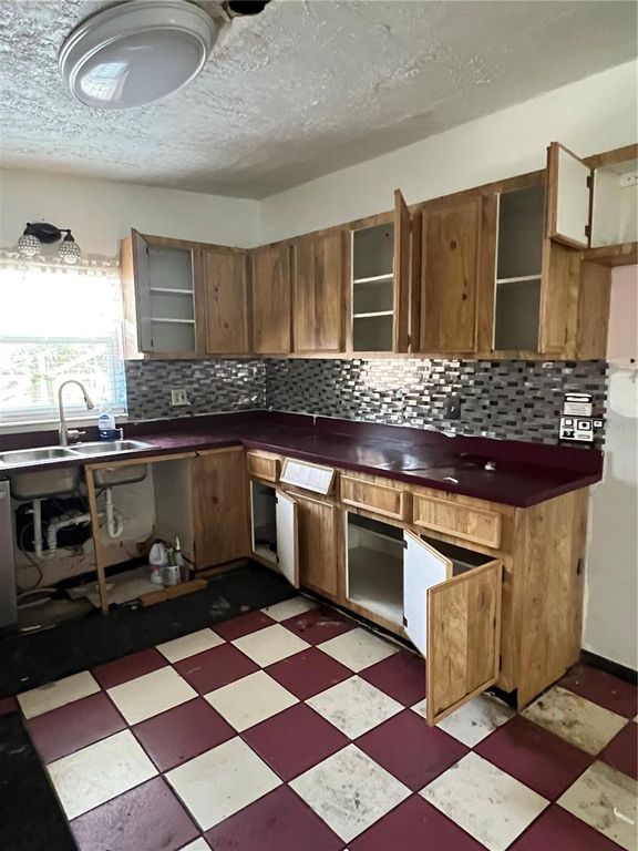 Image 8 of property listing at 5808 N LOIS AVENUE, Tampa, FL 33614