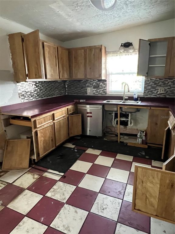 Image 9 of property listing at 5808 N LOIS AVENUE, Tampa, FL 33614