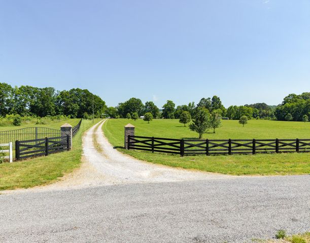 1050 Sunrise Cir, Ashland City, TN 37015