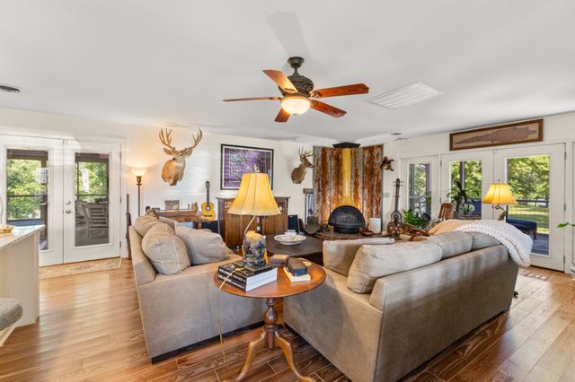 1050 Sunrise Cir, Ashland City, TN 37015