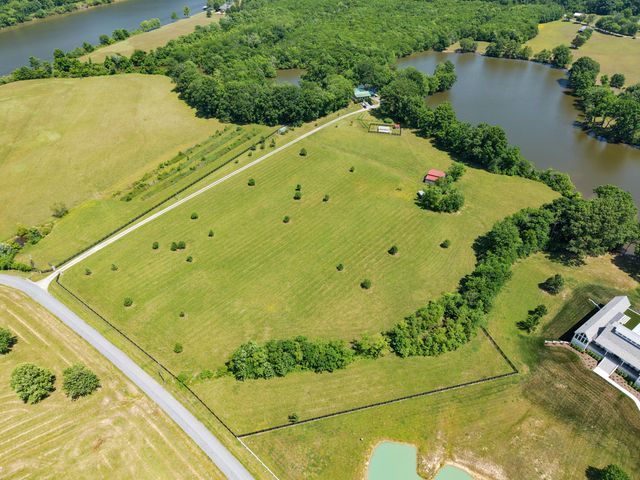 1050 Sunrise Cir, Ashland City, TN 37015