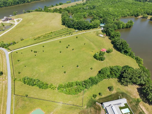 1050 Sunrise Cir, Ashland City, TN 37015