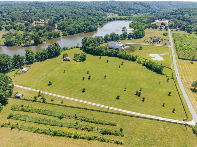 1050 Sunrise Cir, Ashland City, TN 37015