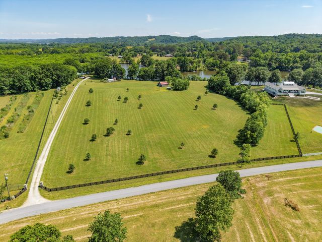 1050 Sunrise Cir, Ashland City, TN 37015