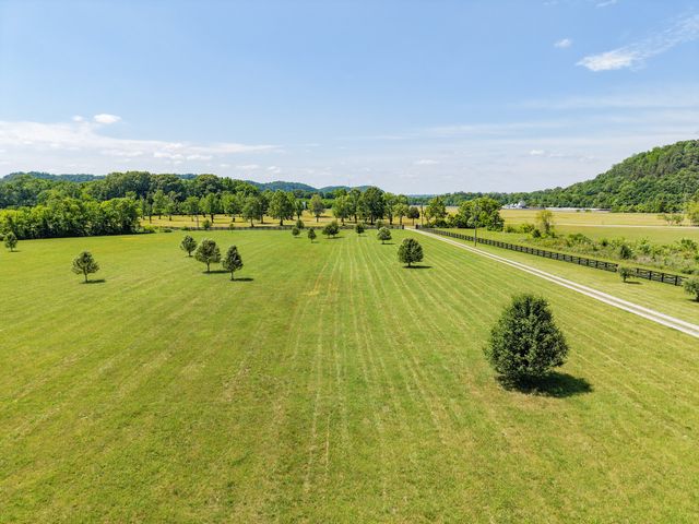 1050 Sunrise Cir, Ashland City, TN 37015