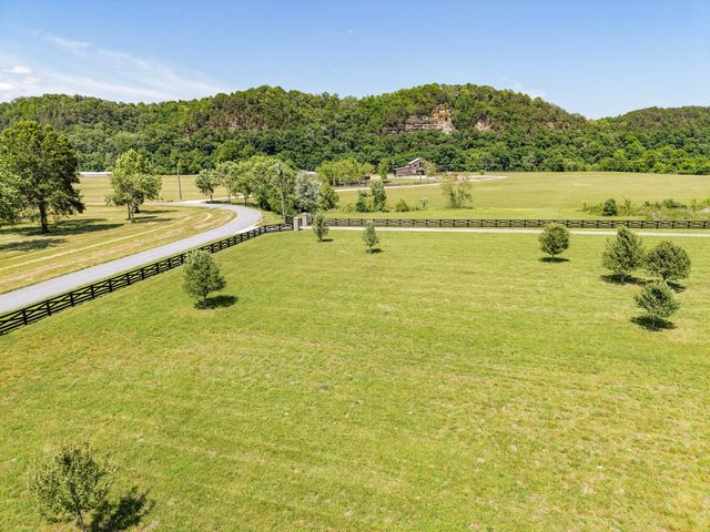 1050 Sunrise Cir, Ashland City, TN 37015