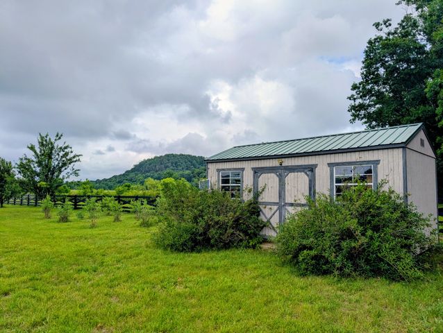 1050 Sunrise Cir, Ashland City, TN 37015