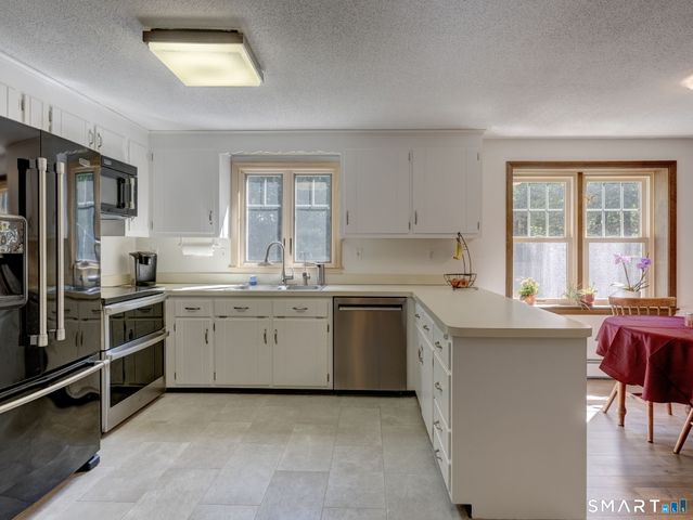 12 School House Hill, Burlington, CT 06013
