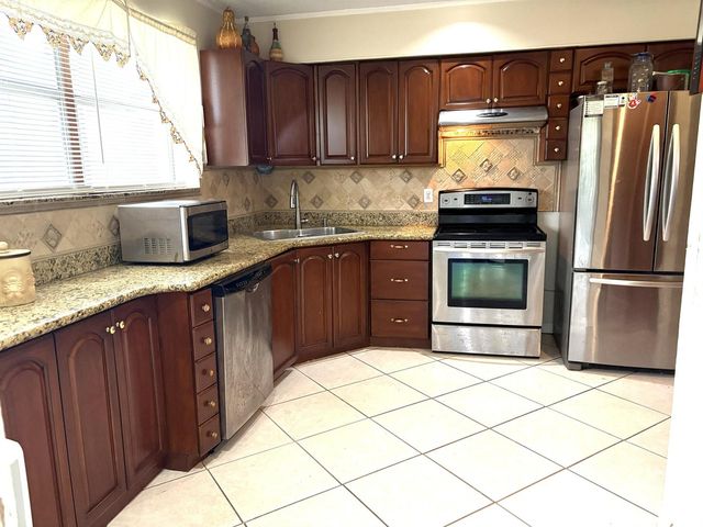6940 NW 14th Court NW, Plantation, FL 33313