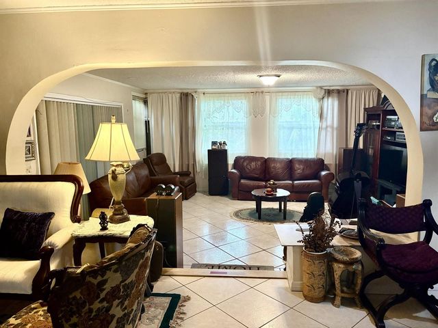 6940 NW 14th Court NW, Plantation, FL 33313