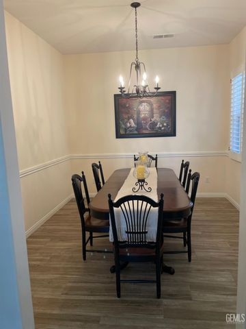 10011 Rosebud Avenue, Bakersfield, CA 93331