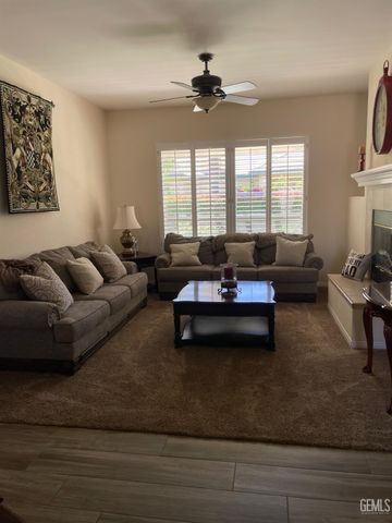 10011 Rosebud Avenue, Bakersfield, CA 93331