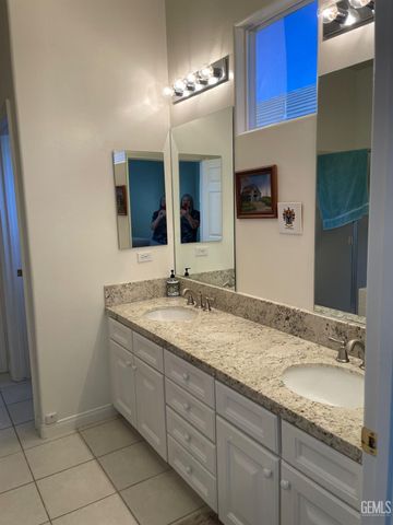 10011 Rosebud Avenue, Bakersfield, CA 93331