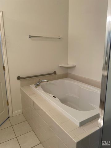 10011 Rosebud Avenue, Bakersfield, CA 93331