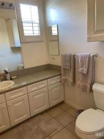 10011 Rosebud Avenue, Bakersfield, CA 93331