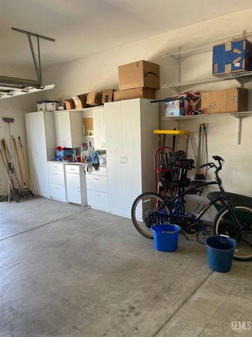 10011 Rosebud Avenue, Bakersfield, CA 93331