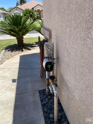 10011 Rosebud Avenue, Bakersfield, CA 93331