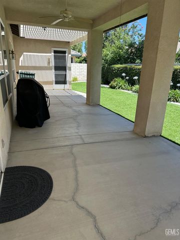 10011 Rosebud Avenue, Bakersfield, CA 93331