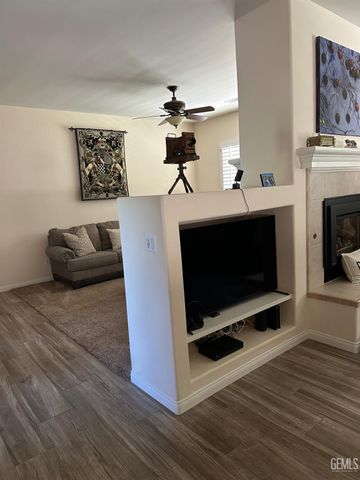 10011 Rosebud Avenue, Bakersfield, CA 93331