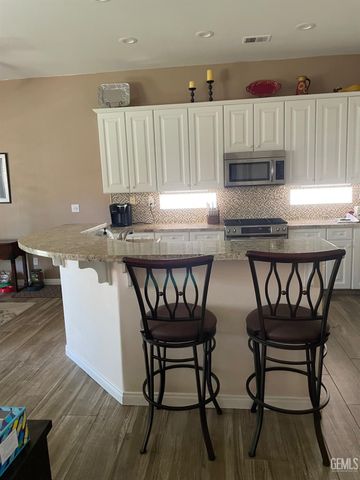 10011 Rosebud Avenue, Bakersfield, CA 93331