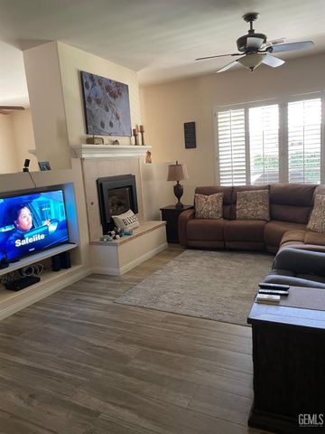 10011 Rosebud Avenue, Bakersfield, CA 93331