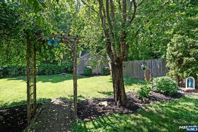 15 Oak Street, Hillsdale, NJ 07642