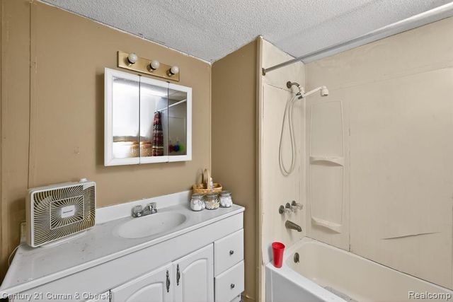 10 S Imperial Drive, Alabaster, MI 48763