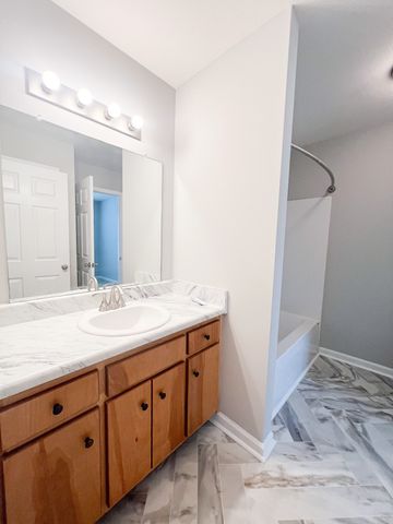 1042 W Creek Coyote Trl Apt H, Clarksville, TN 37042