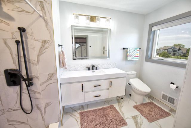 10874 N Tartan COURT, Mequon, WI 53097