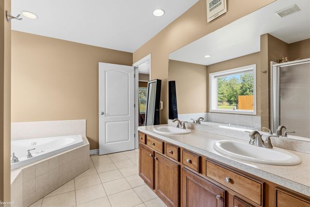 16355 Red Fox Trail, Fenton Twp, MI 48451