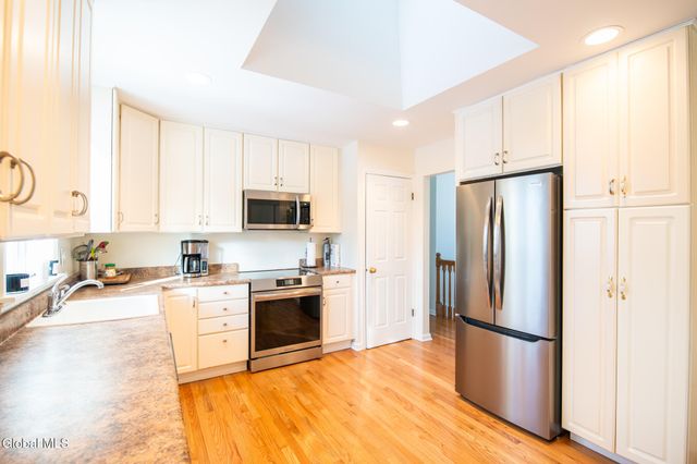 8 Sherbrook Drive, Bethlehem, NY 12158