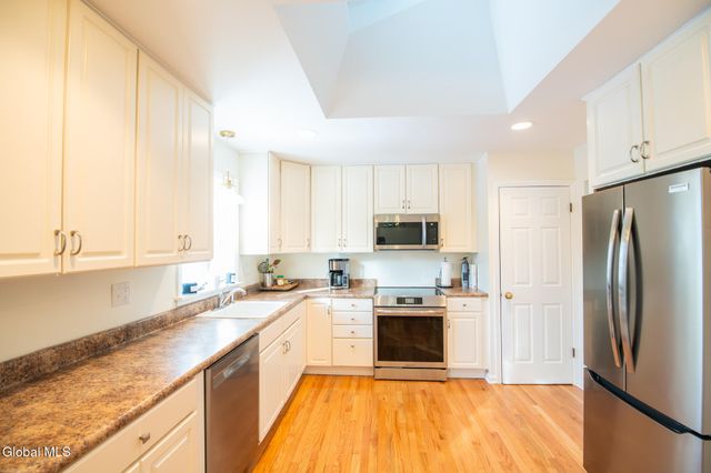 8 Sherbrook Drive, Bethlehem, NY 12158