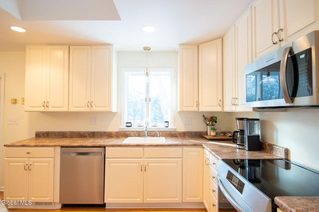 8 Sherbrook Drive, Bethlehem, NY 12158