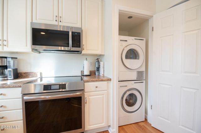 8 Sherbrook Drive, Bethlehem, NY 12158