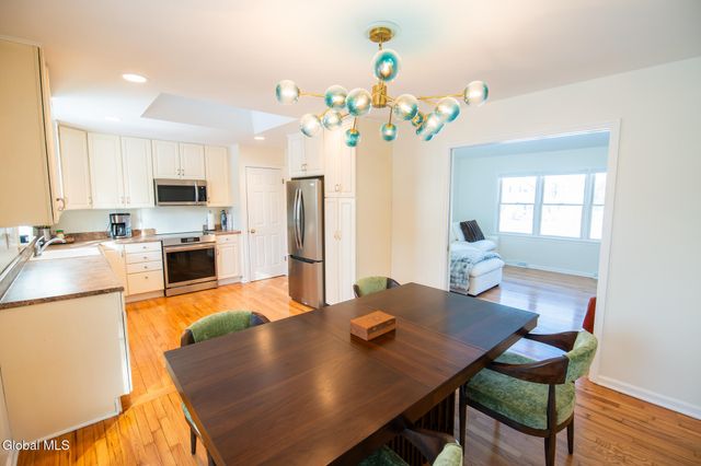 8 Sherbrook Drive, Bethlehem, NY 12158