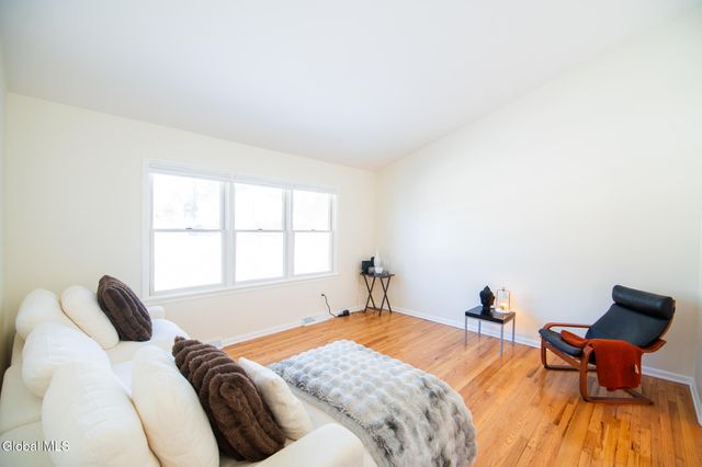 8 Sherbrook Drive, Bethlehem, NY 12158